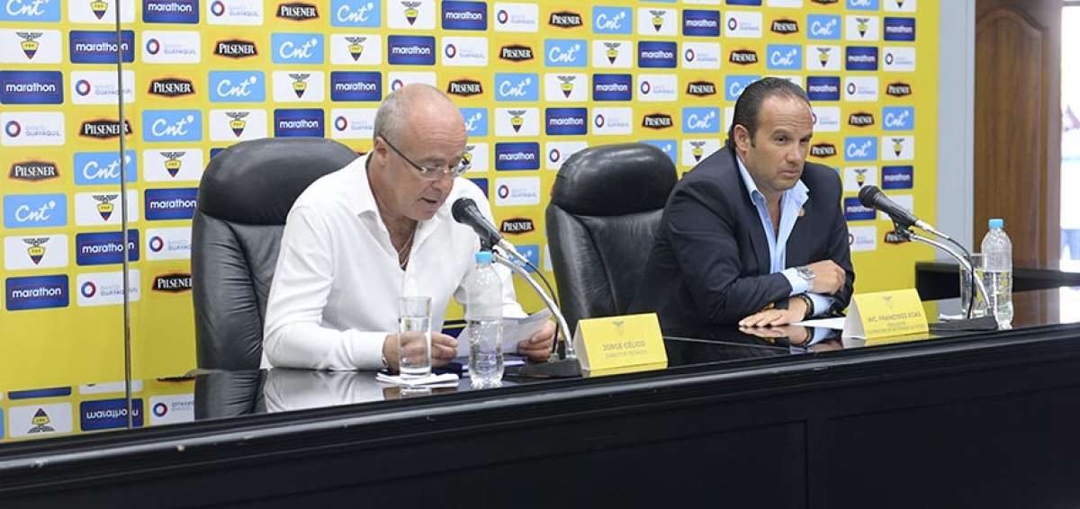 Jorge C&eacute;lico (i), DT interino de la selecci&oacute;n ecuatoriana, mientras da la n&oacute;mina de la &ldquo;Tri&rdquo;. Francisco Egas, presidente de la FEF, lo acompa&ntilde;a.
