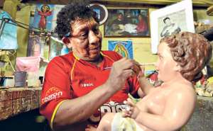 En el Centro Comercial Artesanal y en diversas calles c&eacute;ntricas de Ambato hay artesanos que se dedican a la confecci&oacute;n y restauraci&oacute;n de figuras. Foto: Roberto Ch&aacute;vez / El Tel&eacute;grafo