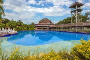 Vista general de una piscina en el  Vila Ventura Resort, donde   Ecuador se alojar&aacute; durante la Copa Mundial de la FIFA Brasil 2014. Foto: afp