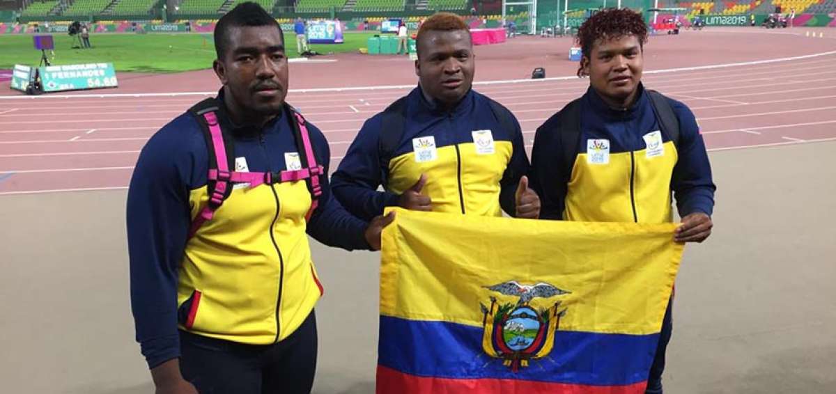 Los deportistas Stalin Mosquera (i), Frank Y&eacute;pez (c) y Jordi Congo coparon el podio en el salto de longitud de Lima.