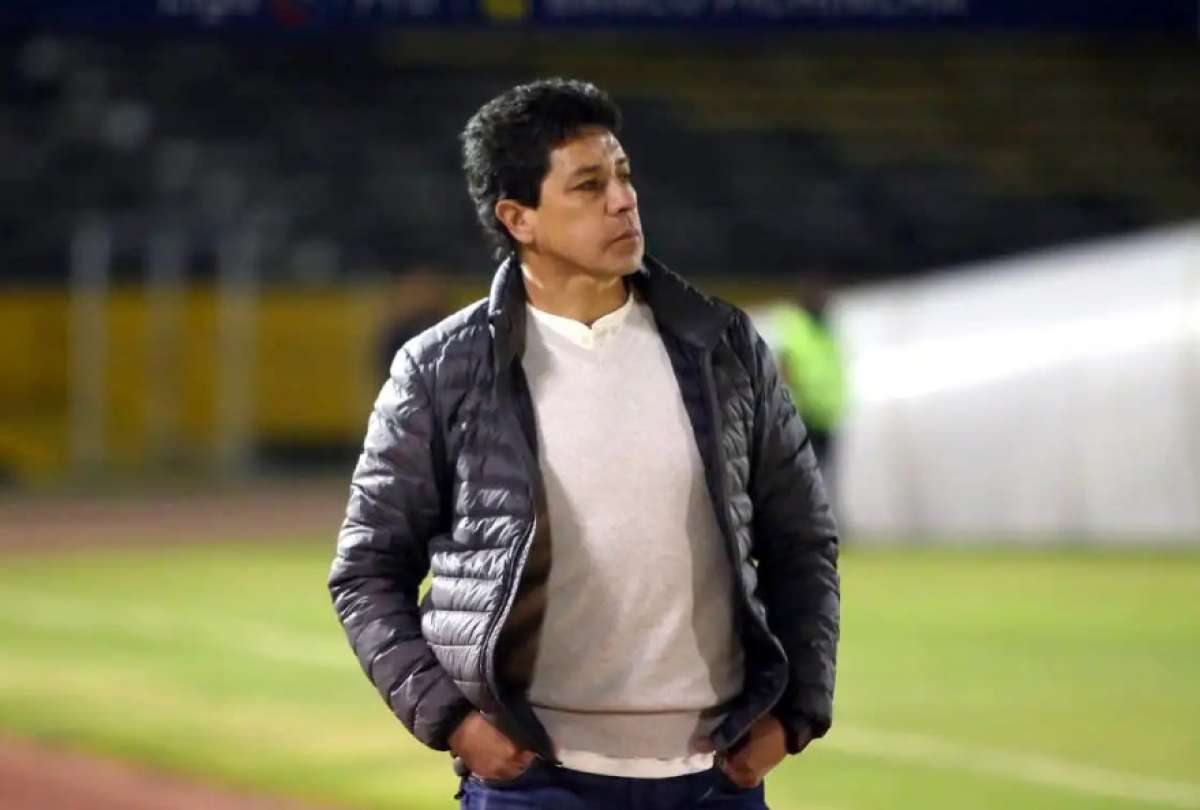 Paúl Vélez no continuará como director técnico del Macará, en esta temporada.