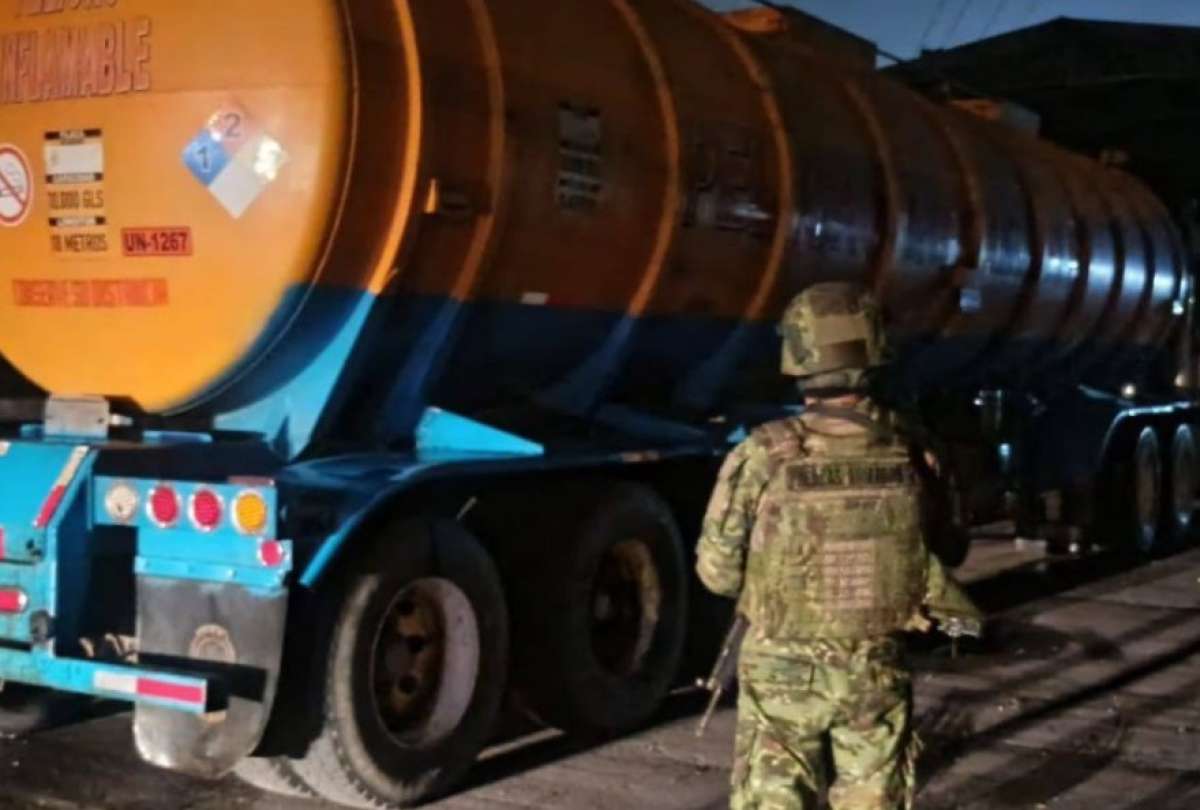 Militares decomisaron un tanquero y equipos utilizados para la extracci&oacute;n ilegal de combustible.