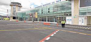 El aeropuerto de Cuenca est&aacute; situado en una zona poblada. Alrededor existen locales comerciales y viviendas, cuyos propietarios piden su reubicaci&oacute;n.