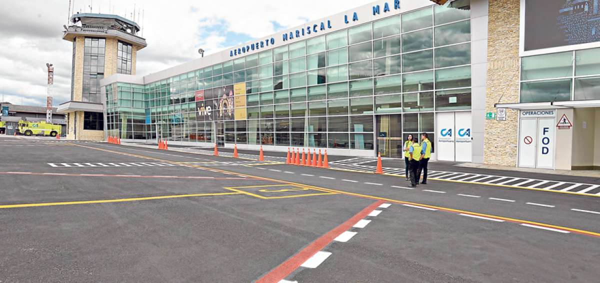 El aeropuerto de Cuenca est&aacute; situado en una zona poblada. Alrededor existen locales comerciales y viviendas, cuyos propietarios piden su reubicaci&oacute;n.