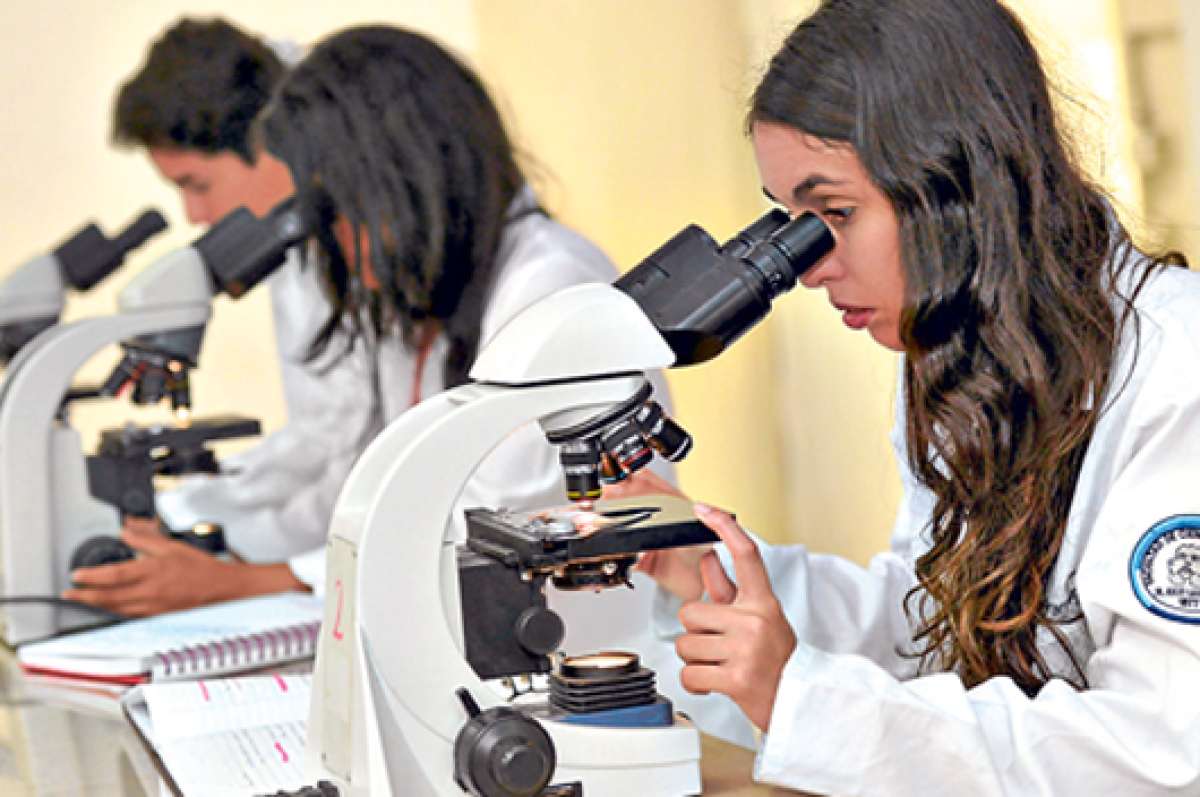 Las facultades de Medicina y Odontolog&iacute;a de la Universidad de Guayaquil ser&aacute;n las primeras en contar con nuevos equipos de investigaci&oacute;n. Foto: Archivo