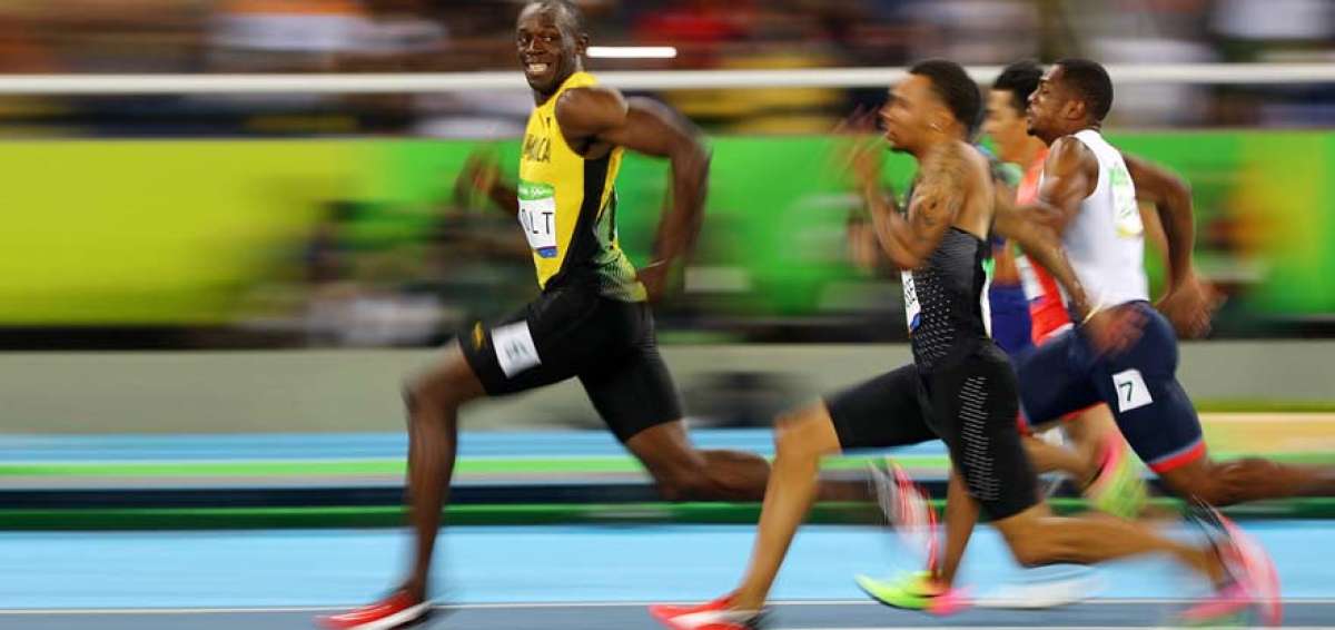 Usain Bolt (izq.) sonr&iacute;e mientras deja atr&aacute;s a varios atletas, en las semifinales de los 100 metros planos de los &uacute;ltimos Juegos Ol&iacute;mpicos disputados en R&iacute;o.