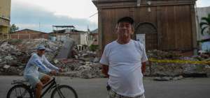 La base del reloj qued&oacute; de pie, pero la torre que sujetaba la pieza se derrumb&oacute; en el terremoto. 
