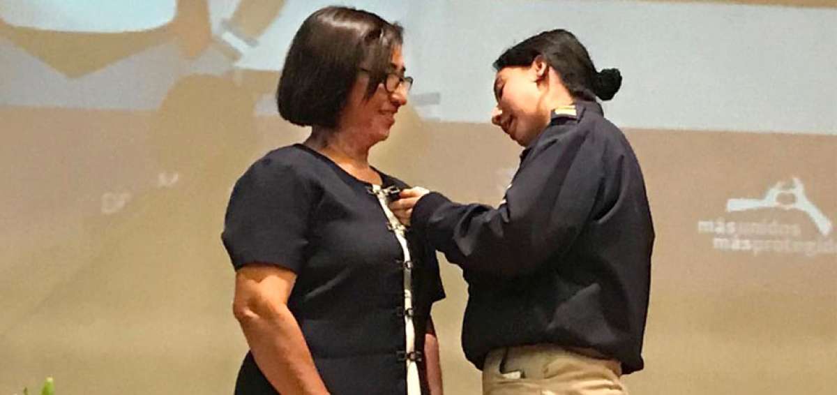 La maestra Miriam Segura, quien est&aacute; jubilada, recibi&oacute; una condecoraci&oacute;n por ayudar a frenar la violencia sexual mientras ejerci&oacute; como educadora.