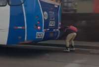 Joven en patines se moviliza sujetando un bus en movimiento