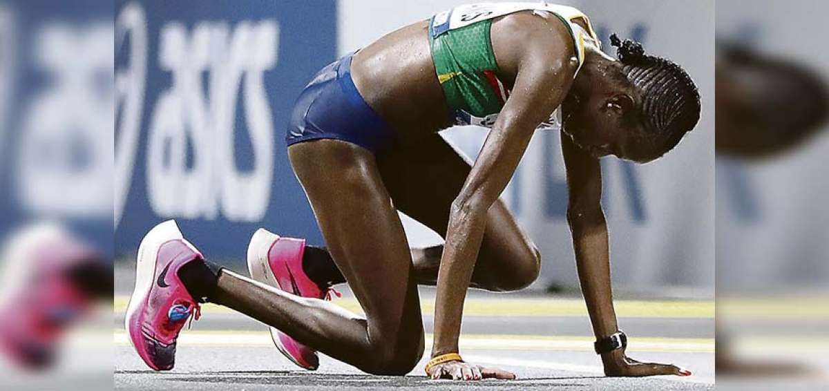 La atleta Helalia Johannes, de Namibia, cae al suelo por el agotamiento, durante la marat&oacute;n femenina que se disput&oacute; en el Mundial de Atletismo en Doha, Catar.