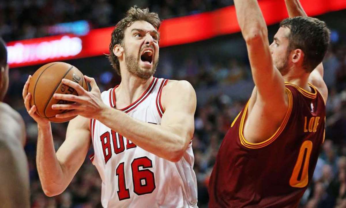 Pau Gasol (i.) fue el m&aacute;ximo anotador del equipo de Chicago anoche. Foto: Archivo/AFP
