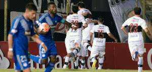 Los jugadores de Olimpia celebran la segunda conquista del encuentro. Los 'guaran&iacute;es' se meten en la pelea por superar la fase de grupos de la Libertadores.