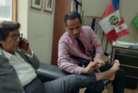 Perú, asesores de una congresista fueron captados cortándole las uñas y cocinando en su despacho