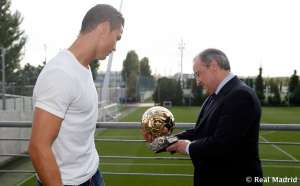 Ronaldo da r&eacute;plica del Bal&oacute;n de Oro a Florentino P&eacute;rez