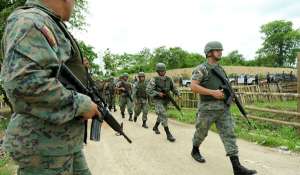 Los militares tienen la tarea de cortar los pasos fronterizos por donde sale el combustible subsidiado. Foto: Miguel Castro |  El Tel&eacute;grafo