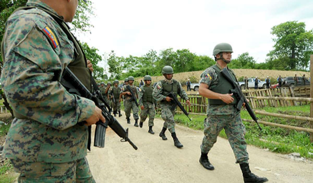 Los militares tienen la tarea de cortar los pasos fronterizos por donde sale el combustible subsidiado. Foto: Miguel Castro |  El Tel&eacute;grafo
