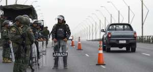 Control militar en el Puente de la Unidad Nacional, una de las zonas estrat&eacute;gicas delimitadas por el Gobierno Nacional.