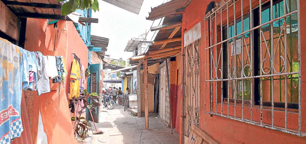 Un largo callej&oacute;n que conduce a la r&iacute;a est&aacute; habitado desde hace m&aacute;s de 40 a&ntilde;os.