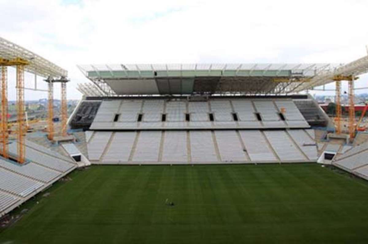 Obreros estrenan gramado de estadio inaugural del Mundial-2014 en Sao Paulo