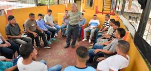 Los internos, en su mayor&iacute;a j&oacute;venes, cumplen con diferentes actividades en la semana. En la terraza del centro ellos reciben terapias psicol&oacute;gicas y leen libros sobre reflexiones. En las ma&ntilde;anas realizan tareas de limpieza.
