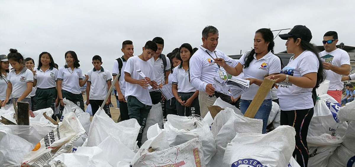 La recolecci&oacute;n de basura se realiz&oacute; en las playas del cant&oacute;n Puerto L&oacute;pez.