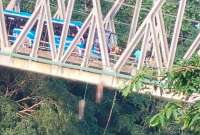 Los cadáveres de dos hombres fueron colgados de un puente en Orellana.