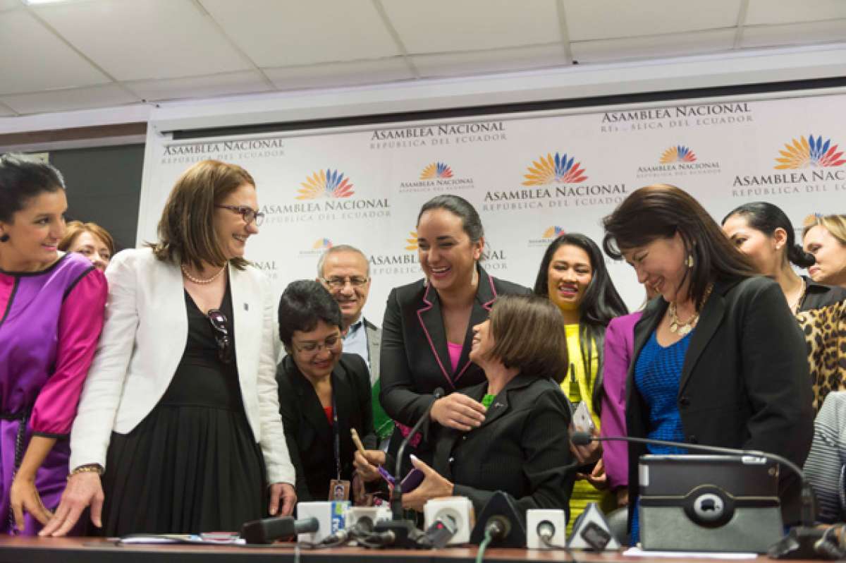 Moni Pizani (de blanco), de ONU Mujeres Ecuador, saluda con las legisladoras ecuatorianas en la sala de prensa de la Asamblea Nacional, centro de Quito. Foto: John Guevara/El Tel&eacute;grafo