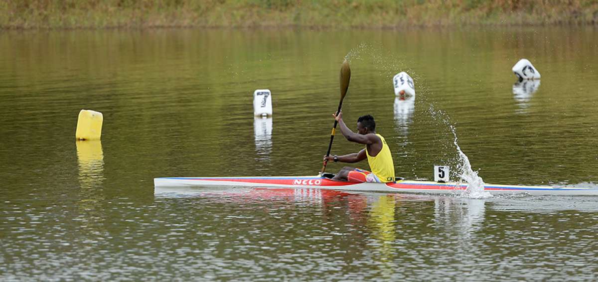 El guayaquile&ntilde;o Willy Monta&ntilde;o, de 16 a&ntilde;os, cruza solo la meta en primer lugar, en la prueba final de K1-500 m, la ma&ntilde;ana de ayer en el lago de la Espol.