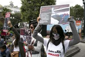 Varios j&oacute;venes se concentraron ayer con fotos de toros muertos al frente de la Alcald&iacute;a de Quito. Foto: Mario Egas/ El Tel&eacute;grafo