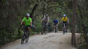 El Primer Mandatario recorri&oacute; los nuevos senderos del parque. Foto: Presidencia 