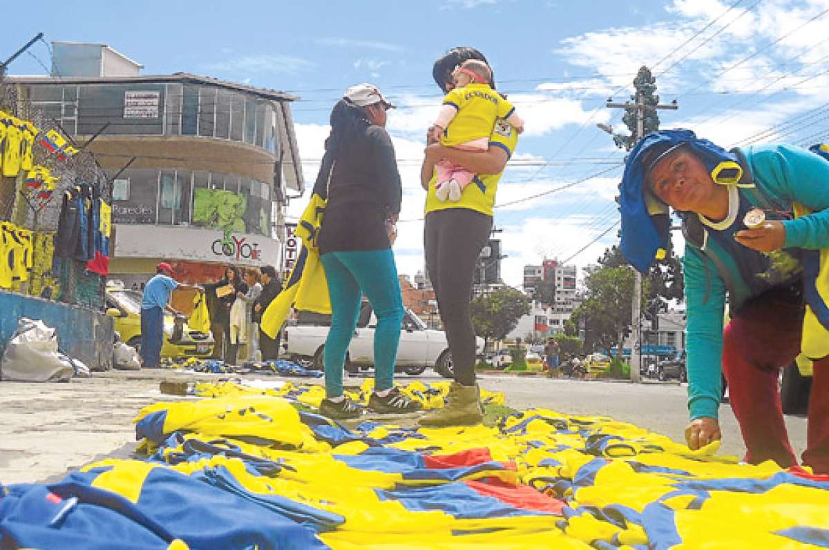 Pese a que la selecci&oacute;n debuta el domingo, la venta de camisetas fue notable en las calles 10 de Agosto, Primera Constituyente y Veloz, de Riobamba. Foto: Elizabeth Maggi / para El Tel&eacute;grafo