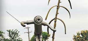 La escultura met&aacute;lica de un zafrero, con machete en mano y una ca&ntilde;a de az&uacute;car en la parte de atr&aacute;s., es uno de los atractivos tur&iacute;sticos del lugar.
