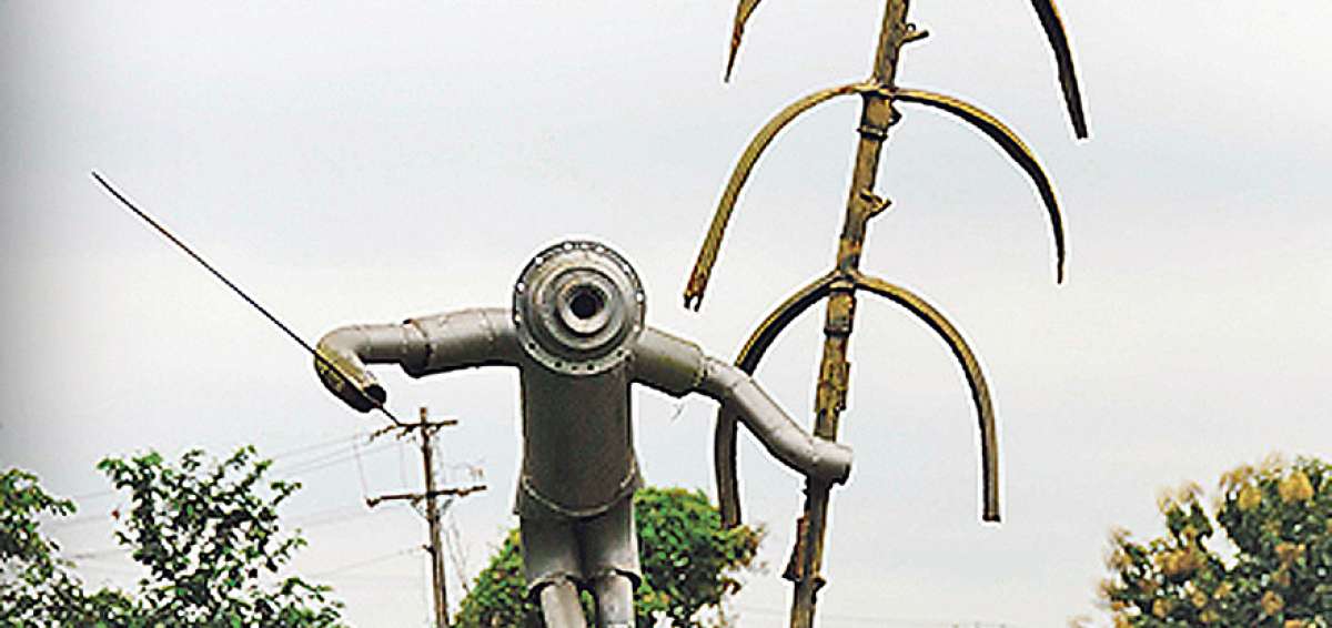 La escultura met&aacute;lica de un zafrero, con machete en mano y una ca&ntilde;a de az&uacute;car en la parte de atr&aacute;s., es uno de los atractivos tur&iacute;sticos del lugar.
