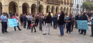 Propietarios de comercios y due&ntilde;os de viviendas en el centro de Cuenca protestaron contra obras del tranv&iacute;a.