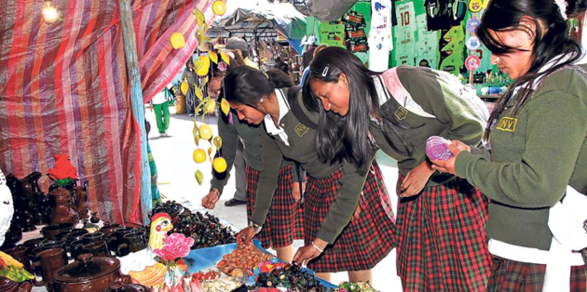 Los art&iacute;culos que m&aacute;s se venden durante la feria son los juguetes de madera y barro y las figuras de hojalata. Foto: Roberto Ch&aacute;vez / El Tel&eacute;grafo