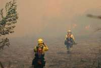 Unidades del Cuerpo de Bomberos realizan trabajos de enfriamiento en un incendio registrado en Puembo