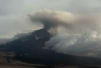 La nube tiene contenido moderado de ceniza y podría generar caída de ceniza en el cantón Latacunga.