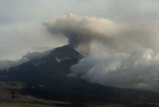 La nube tiene contenido moderado de ceniza y podría generar caída de ceniza en el cantón Latacunga.