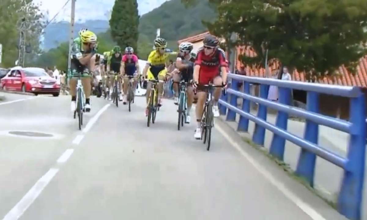 Instantes en los que los corredores se lanzaban los primeros golpes.