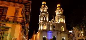 La iluminaci&oacute;n en edificios resalta la arquitectura de Cuenca en las noches