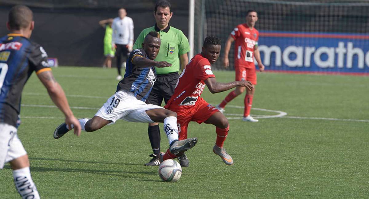 El delantero Jos&eacute; Angulo (19) fue la figura del equipo que dirige Pablo Repetto. En la foto disputa la pelota con Danny Cabezas. Foto: Karly Torres / El Tel&eacute;grafo