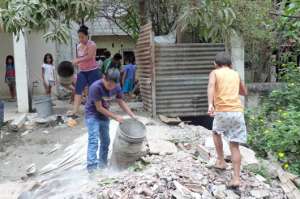 En la minga participaron ni&ntilde;os y adultos que recogieron baldes,  y otros recipientes que se pueden convertir en criaderos de mosquitos. Foto: Cortesia / El Tel&eacute;grafo.