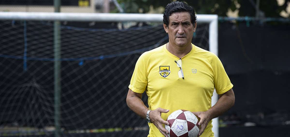 El &ldquo;Emperador&rdquo; da instrucciones a los integrantes de la escuela de f&uacute;tbol que lleva su nombre y funciona en las canchas sint&eacute;ticas de Hooligans, en la ciudadela La Garzota. Tambi&eacute;n tiene una sucursal en la cabecera cantonal de Daule.  