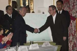 Los cancilleres de Costa Rica y Ecuador, Enrique Castillo y Ricardo Pati&ntilde;o, firmaron ayer, en Quito, el convenio de l&iacute;mite mar&iacute;timo entre ambos pa&iacute;ses, evento al que asisti&oacute; Jorge Glas. Foto: Fernando Sandoval.
