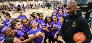 Kobe Bryant junto a los ni&ntilde;os de Mamba Academy.