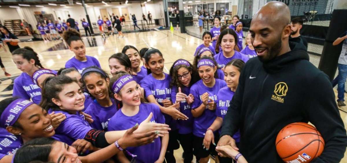 Kobe Bryant junto a los ni&ntilde;os de Mamba Academy.