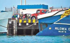 Las inmediaciones del puerto de Manta quedaron impedidas al paso por varias horas debido a la fuga de amon&iacute;aco que se registr&oacute; la ma&ntilde;ana de ayer. Foto: Rodolfo P&aacute;rraga / El Tel&eacute;grafo