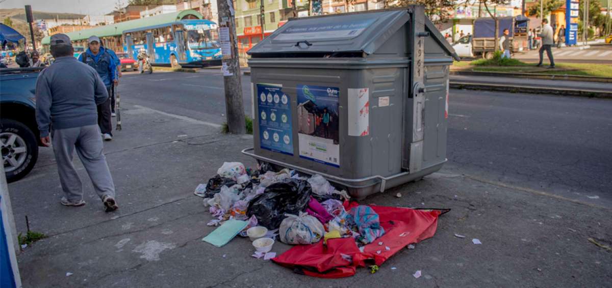 El mal uso que dan algunas personas a los contenedores agudizan los problemas de basura en la capital.