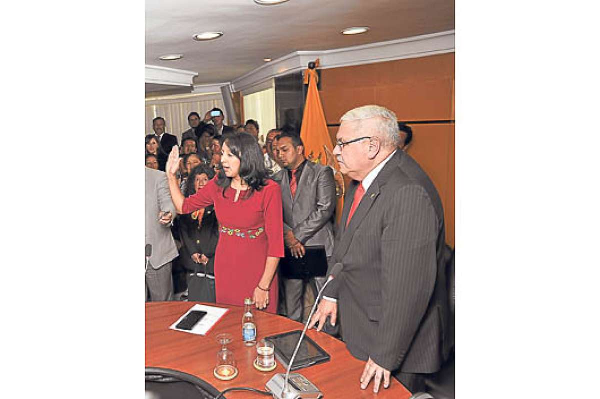 El alcalde Marcelo Cabrera tom&oacute; juramento a la designada vicealcaldesa, Ruth Caldas. Foto: Jos&eacute; Luis Llivisaca.