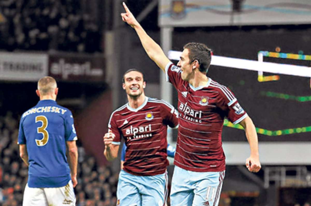 El volante del West Ham, Stewart Downing (d), festeja la segunda conquista del partido ante el Leicester City. Atr&aacute;s Andy Carroll, autor del primer gol, festejando. Foto: AFP